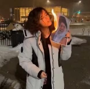 하메네이 사진으로 담뱃불…이란 여성들, 다시 저항 상징되나