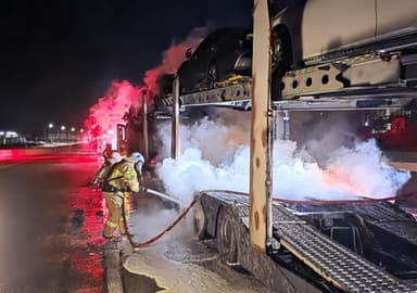 경부고속도로 김천분기점 인근 화물차 화재…한때 차량통제