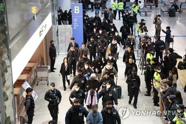 강추위에 반팔·수갑…'캄보디아 범죄조직원' 73명 강제송환(종합)