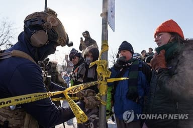 美 또 '시민 사살'에 발칵…"ICE 아웃" 외치는 시위대에 최루탄