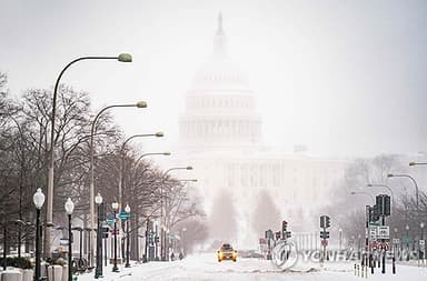 美 초강력 눈폭풍 강타로 항공편 1만편 결항·최소 8명 사망(종합)