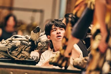 벵골 호랑이와 마주한 박정민… 잔혹한 인간에겐 더 많은 이야기가 필요하다