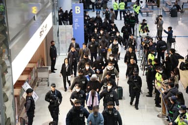 [영상] 그들 다리엔 문신이 가득했다…486억 피눈물 가져온 캄보디아 범죄자 73명 송환 [세상&]