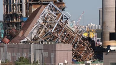 붕괴 화력발전소 옆 타워 2기 해체 준비...주변 통제