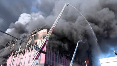 충남 천안 물류센터 큰불...검은 연기에 재난 문자도