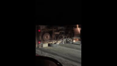 중부고속도로에서 1톤 트럭 넘어져..."뒷바퀴 구멍"