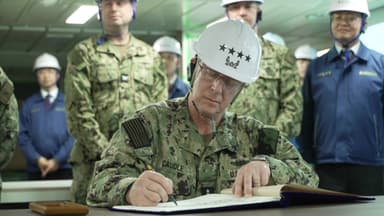 미 해군참모총장, HD현대중공업 함정 건조현장 찾아...마스가 논의