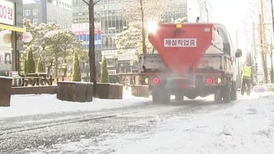 수도권 첫눈에 교통대란...제설작업에도 도로 곳곳 '혼잡'