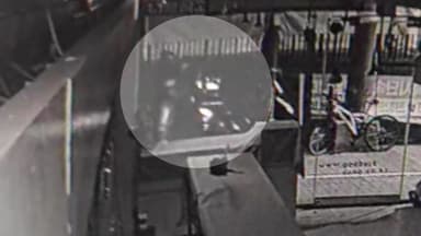 헬멧 쓰고 둔기로 '퍽퍽'...CCTV 포착된 금은방 절도범