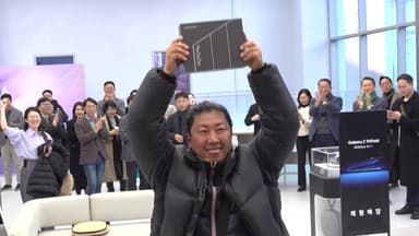 삼성전자 두 번 접는 폰, 5분 만에 '완판'...밤샘 오픈런