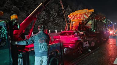 제설차량 들이받은 승용차 전소...운전자 병원 이송