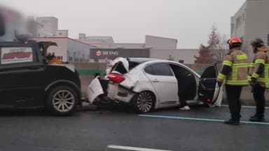 경부고속도로 승용차가 광역버스 추돌...음주운전 입건
