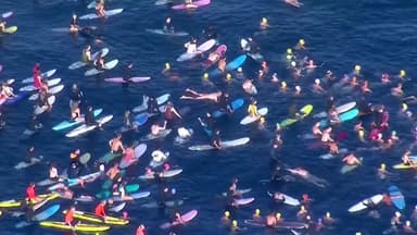 [나우쇼츠] 총기 참사 닷새 만에 다시 바다로...서퍼들의 추모행사