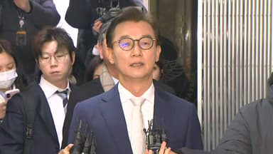 '통일교 의혹' 전재수 의원 경찰 출석...조사 8시간째