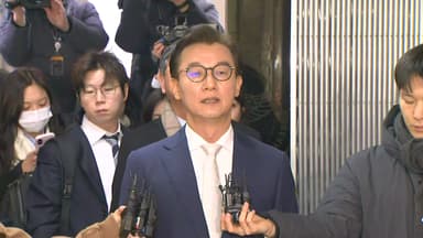 '통일교 의혹' 전재수 경찰 출석...11시간 넘게 조사