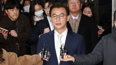 '통일교 의혹' 전재수 경찰 출석...13시간 넘게 조사