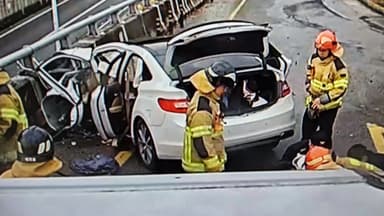 승용차 보호 난간 들이받아...3명 사망·1명 중상