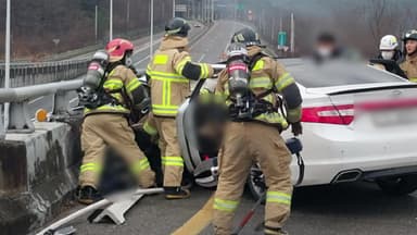 우회전 못 하고 보호 난간 충돌...3명 사망·1명 부상