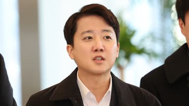 이준석, 특검 조사 8시간째..."윤과 엮는 건 무리"