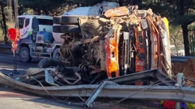 화물차가 버스 들이받아 출근길 통제...3명 경상