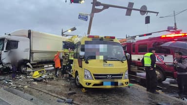 빗길에 초등 통학차량 사고...탑승자 12명 중·경상