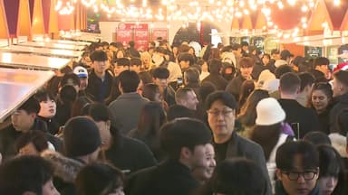 '성탄절 전야' 들뜬 분위기...광화문 광장 '북적'
