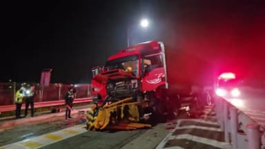 호남고속도로서 화물차가 충격흡수대 들이받아...운전자 다쳐