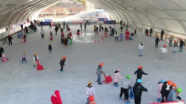 가족·연인과 함께 스케이트 타며 즐거운 성탄절