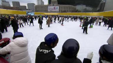"연말 추억 쌓기"...도심 속 야외 스케이트장 '북적'