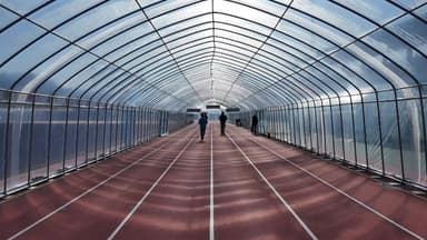 "날씨 걱정 없이 달려요!"...비닐하우스 트랙 '인기'