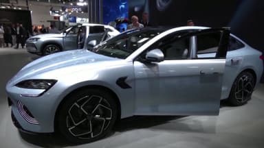 전기차 질주 멈추나...정책 후퇴가 부른 위기