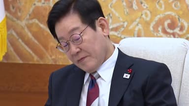 이 대통령, '통합 넥타이' 매고 청와대로 첫 출근