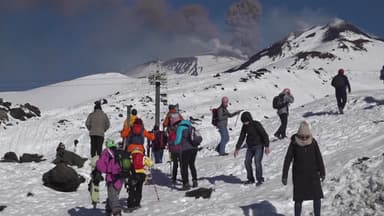 화산 연기 10㎞ 내뿜는데...아래에선 '유유자적' 스키·등산