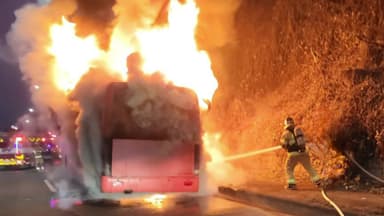 과천대로 달리던 광역버스에서 불...승객 대피