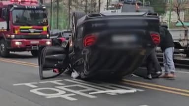 안산서 승용차가 화물차 들이받고 전복...1명 다쳐