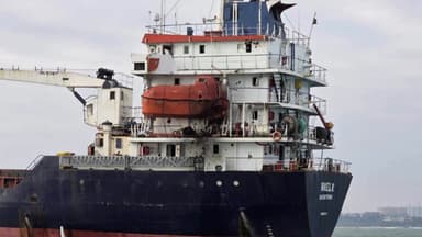 우크라 "러, 오데사 외국 민간선박 공습...2명 사상"