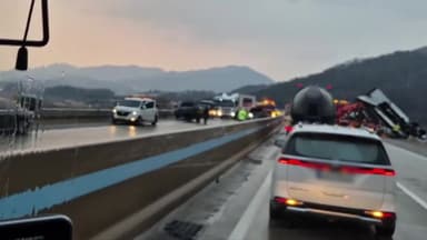 서산영덕고속도로 30여 대 추돌에 화물차 추락도...5명 사망