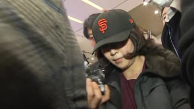 김경, 입국장에 모습...검정색 패딩·모자 착용  [현장영상+]