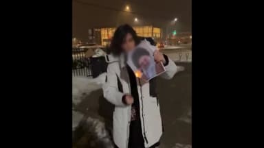 이란 여성들, 하메네이 사진 태워 담뱃불...저항 의지 표출