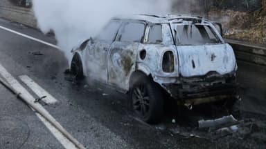 수도권제1순환고속도로 달리던 차량 화재...3명 대피