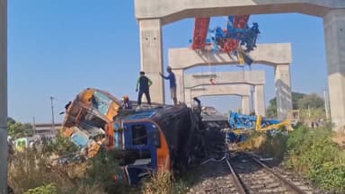 태국 고속철도 공사장 크레인이 열차 덮쳐...최소 32명 숨져