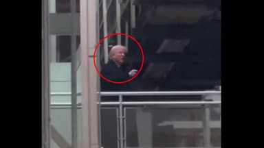 트럼프, 야유받자 '욕설'에 '정직' 보복...하루 만에 '12억 후원' 반격