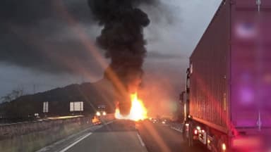 화물차, 중앙분리대 등 들이받고 화재...교통 정체