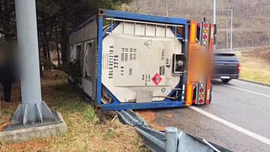 경부고속도로 남청주 나들목 25톤 탱크로리 전도