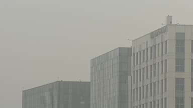 서울 스모그에 산불 연기 가세...숨 막히는 잿빛 하늘