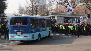 잠시 뒤 윤석열 '체포 방해' 1심 선고...전 과정 생중계