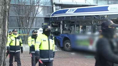 빌딩으로 버스 돌진해 13명 부상..."브레이크 결함"