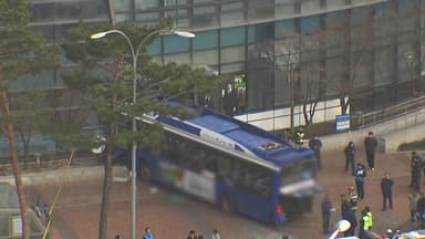 빌딩으로 버스 돌진해 13명 부상..."브레이크 결함"