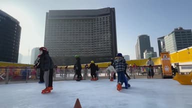 오후부터 점차 먼지 해소...도심 속 스케이트장 '북적'