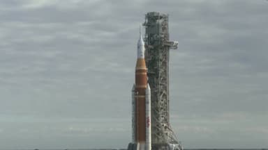 54년 만에 달에 인간을 보내는 미국 로켓, 발사대로 이동